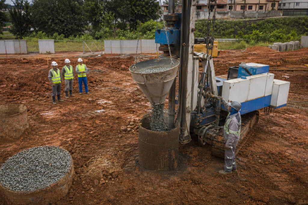 Brita é lançada em perfuração vertical durante a execução de coluna de drenagem